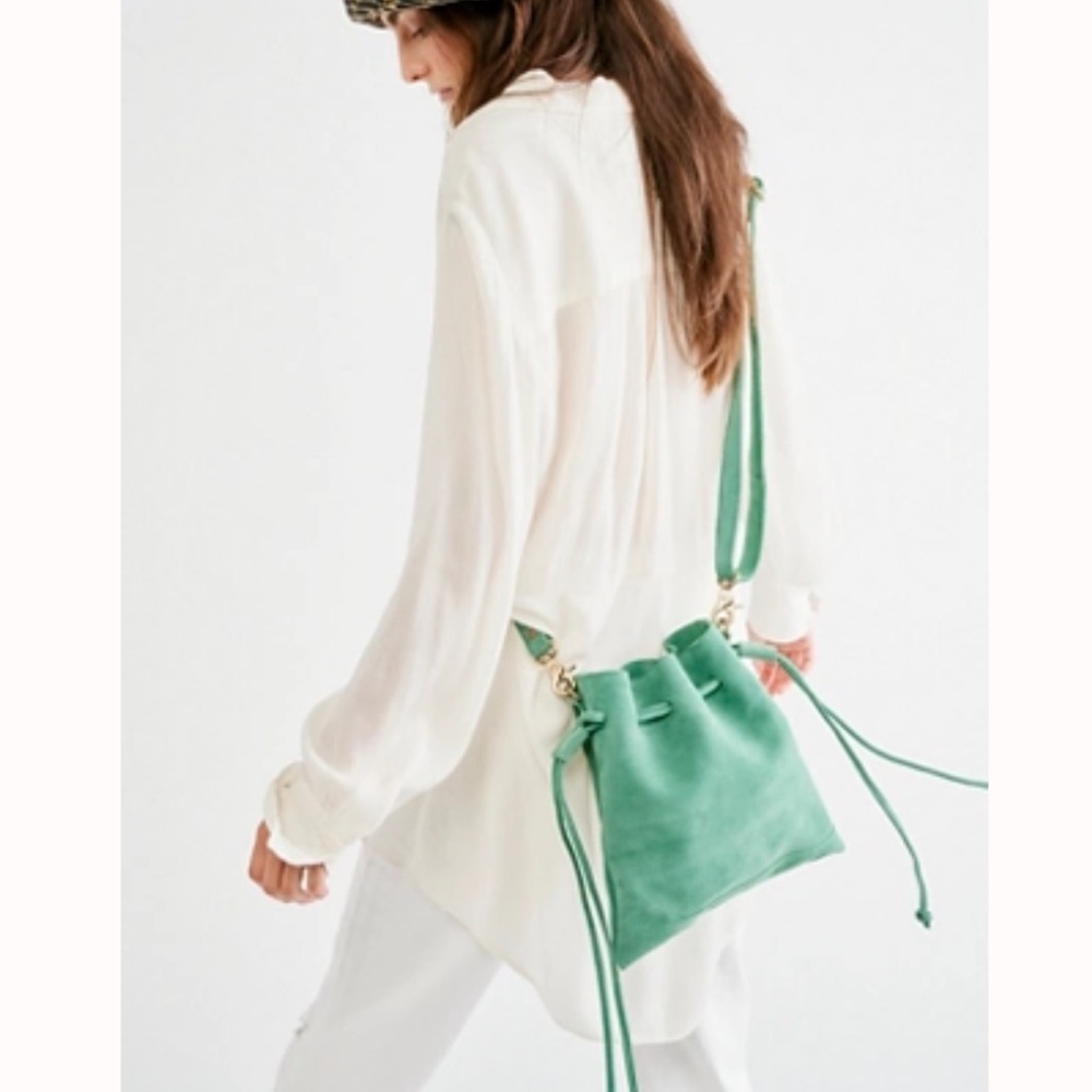 Free People
Billy Suede Crossbody
Color - Kelly Green